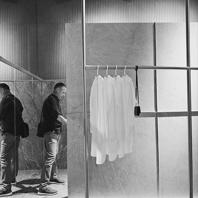 Retail fit-out in marble and brushed steel, in black and white